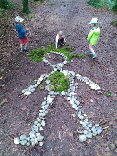 land art au bord de la rivière